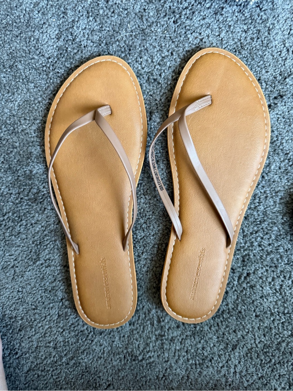 Amazon Essentials Women's Tan and Beige Flip Flop Sandals
